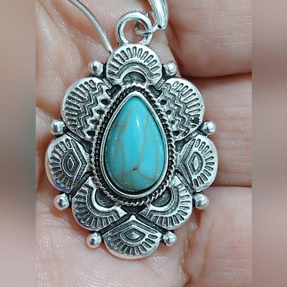 NWT Western Style Turquoise Dangle Earrings - Picture 5 of 5